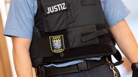 Frankfurt Am Main Polizist Wegen Ns Symbolen Vor Gericht