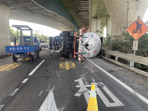 驚悚！滿載19噸液態氨化學槽車國3和美交流道下翻覆