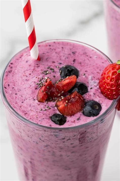 Berry Greek Yogurt Smoothie with Chia Seeds - fANNEtastic food 