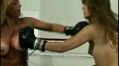 Bare Breasted Boxing Classic Lindsay Vs Lynn Lynns Tits Are Targets Sexy Fighting Women
