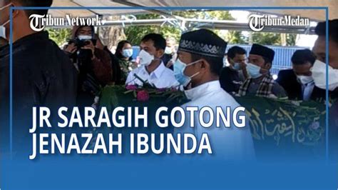 Kenakan Kemeja Putih Jr Saragih Gotong Jenazah Ibunda Hingga Tutup