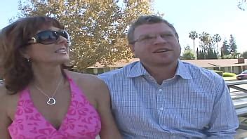 MILF cachonda mira a su marido mientras tiene sexo con un hombre que nunca había conocido antes