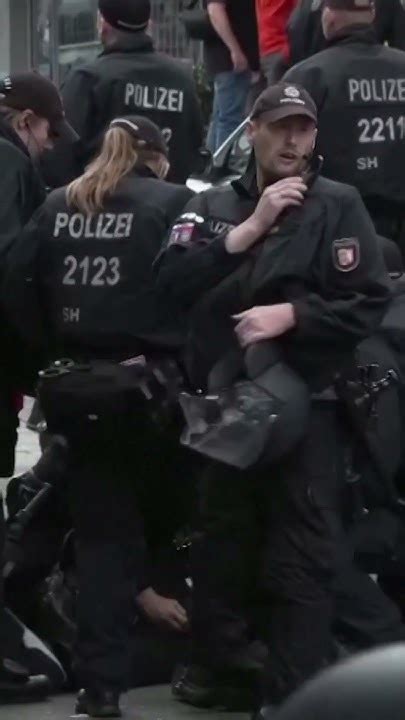 La Policía Dispara A Un Hombre Armado Con Un Hacha En La Fan Zone De