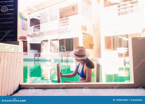 Bikini De Port Et Chapeau De Paille De Femme Asiatique Dans La Piscine