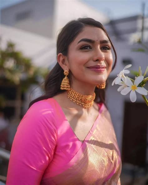 Mrunal Thakurs Elegance Personified In Banarasi Saree