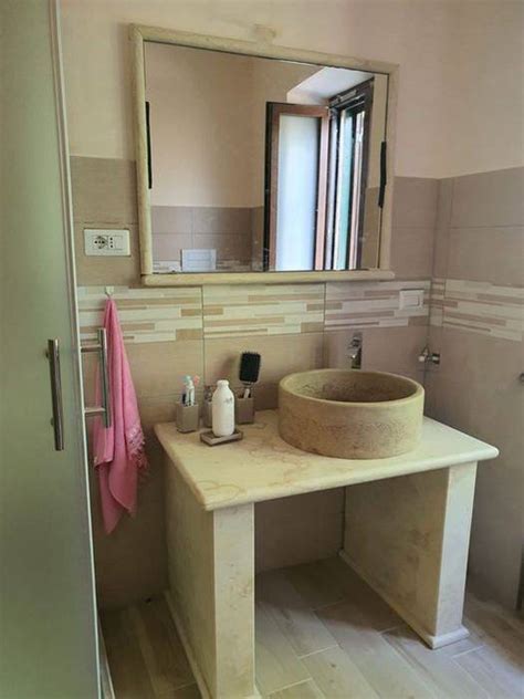 Lavabo Di Forma Circolare In Travertino Noce Sopra Piano Con Top E