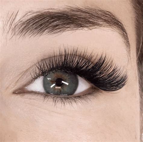 The Difference Between Volume Hybrid And Classic Lash Extensions