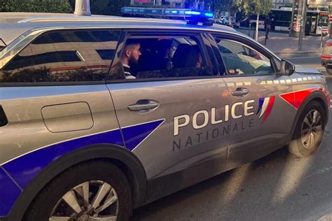 Près de Lyon un homme tué à coups de couteau dans la rue près d un