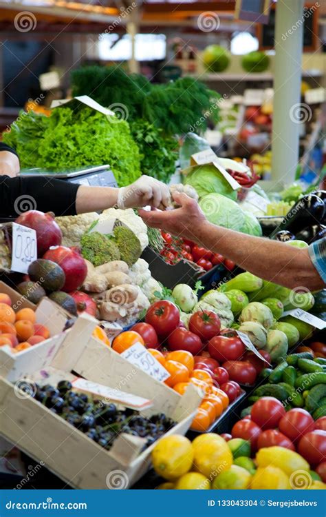 Mercado De La Fruta Con Las Diversas Frutas Y Verduras Frescas