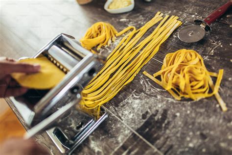 Imagem De Alimentos Saudaveis Para Imprimir - Preparing home made pasta with pasta maker on wooden table. photo ...