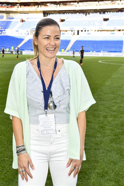 Laure Boulleau S Clate Saint Tropez Et Se D Voile Sexy En Maillot De