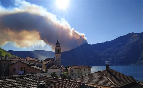 In Fiamme I Boschi Sopra Il Lago Maggiore Fumo Visibile Da Chilometri