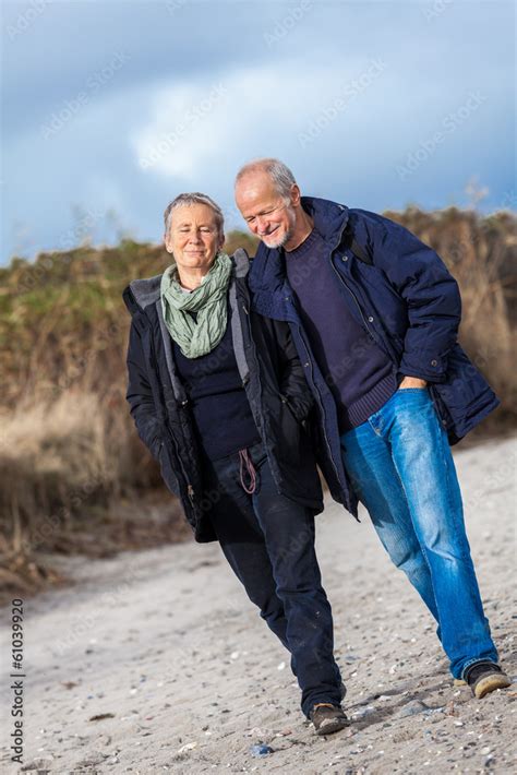 älteres erwachsenes senioren paar am strand spazieren Stock Photo