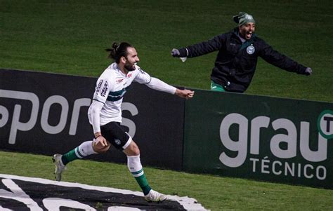 Léo Gamalho participa de 40 dos gols do Coritiba na temporada e