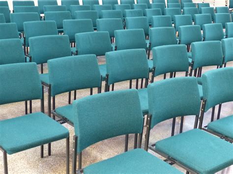В зале стояли стулья сначала из зала вынесли 8 стульев - фото