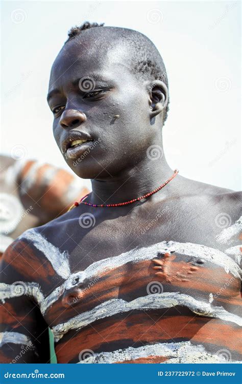 Pintura No Corpo Africano - Retrato De Jovem Africano Com Corpo Pintado Na Aldeia Local Da Tribo ...