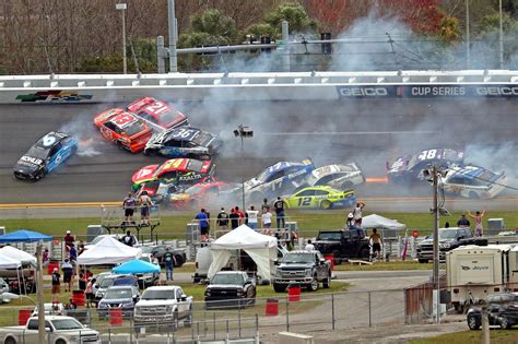 Crash, weather mar first 15 laps at Daytona 500