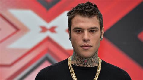 Fedez Shock Su Twitter Nudo Sul Palco Dellariston Se Fragola Sar Sul