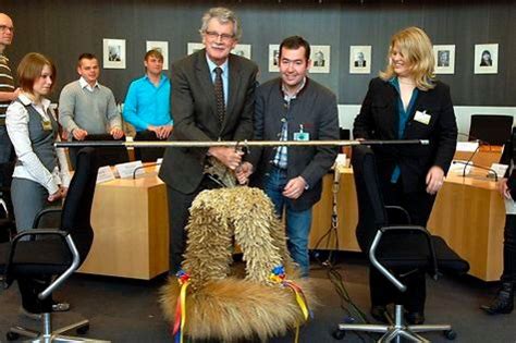 Deutscher Bundestag Deutsche Landjugend übergibt Erntekrone