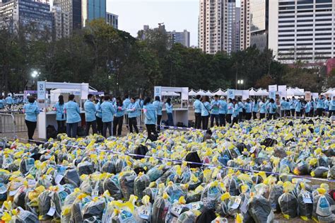 渣馬直擊｜回復疫前規模 市民湧終點打氣：加油捱埋佢！跑手指流動廁所不足