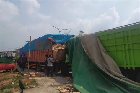 Sopir Mengantuk Truk Tronton Di Palembang Terlibat Kecelakaan Beruntun