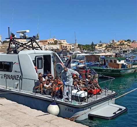 Migranti Sbarchi Infiniti A Lampedusa L Hotspot Pieno Ma Al Via I