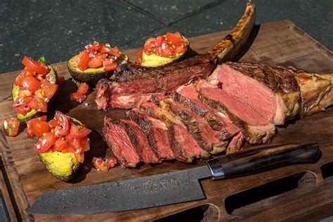 Tomahawk Steak Gegrillt Mit Avocado Und Tomaten Salsa Tomaten Salsa