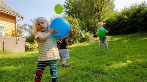 Lek Med Ballonger Aktiv I Barnehagen