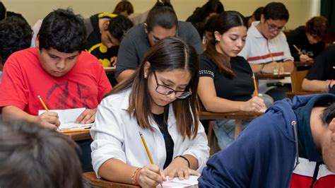 Cerca De Mil Alumnos Esperan Ingresar A Las Facultades De La Uanl