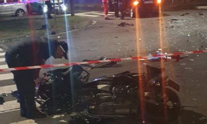 Grave Incidente Fra Un Auto E Una Moto Arriva L Elisoccorso Prima