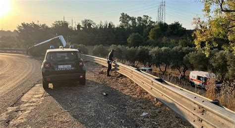 Fuggono Dai Carabinieri Sul Furgone Rubato E Finiscono Fuori Strada L