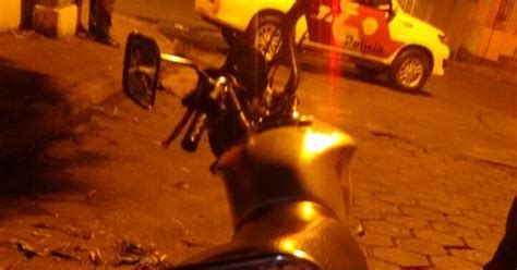 G Homem Preso Ap S Jogar Moto Em Viatura Policial Durante