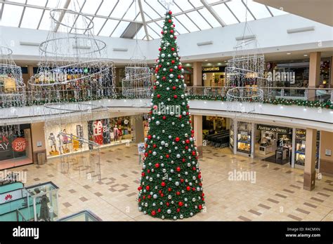 Christmas decorations in the Brooklyn mall shopping center, Pretoria ...