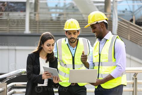 Un Hombre Industrial Y Una Mujer Ingenieros Con Tableta En El Sitio De