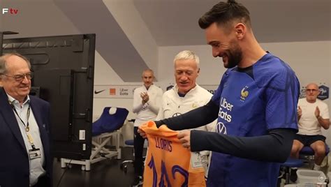 Vid O Hugo Lloris Et Antoine Griezmann Re Oivent Un Maillot Pour