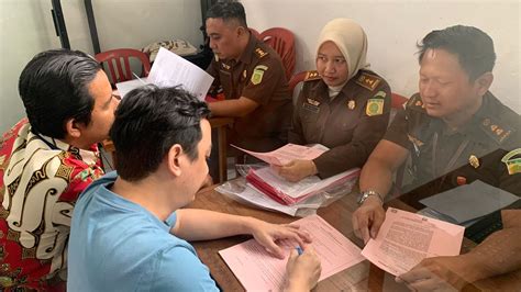 Penyerahan 2 Tersangka Dan Alat Bukti Kasus Pasar Cigasong Dari