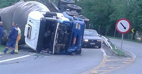 G1 Caminhão tanque tomba na Via Dutra em Penedo em Itatiaia RJ