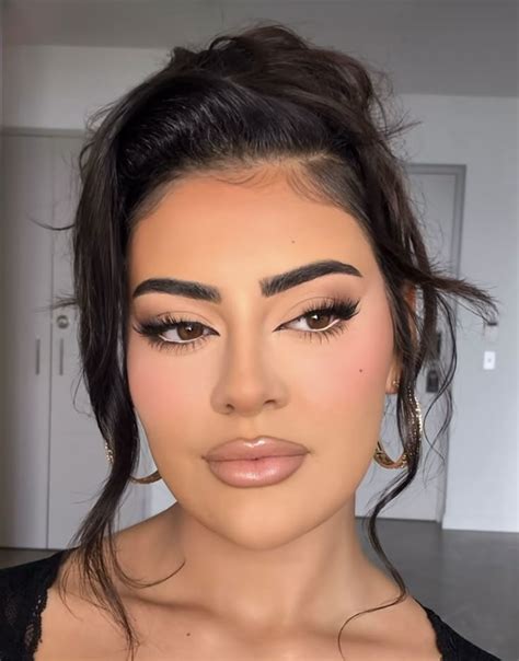 Pin By Jessica On Let Me Put My Face On Nude Makeup Skin Makeup Natural Glam Makeup