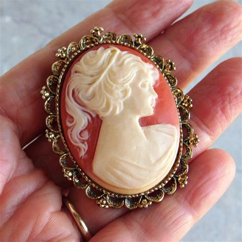 Vintage Gerry S Resin Cameo Brooch Pendant Faux Shell Portrait