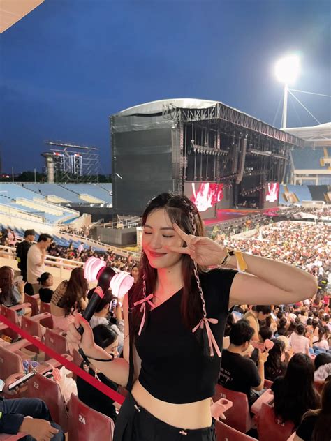 Hai hot girl bóng chuyền Việt Nam gây sốt vì quá xinh khi xem concert Blackpink CĐV gợi ý nên