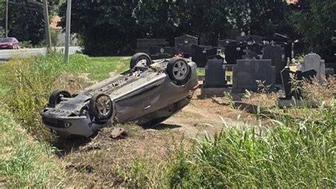 Automobilom Sleteo Sa Puta Uleteo Na Groblje Pa Zavr Io Na Krovu