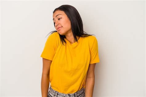 Joven Mujer Latina Aislada Sobre Fondo Blanco Se Encoge De Hombros Y Abre Los Ojos Confundidos