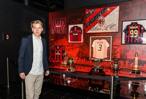 GALLERY Milan Ecco Hauge Le Prime Foto Ufficiali Del Norvegese