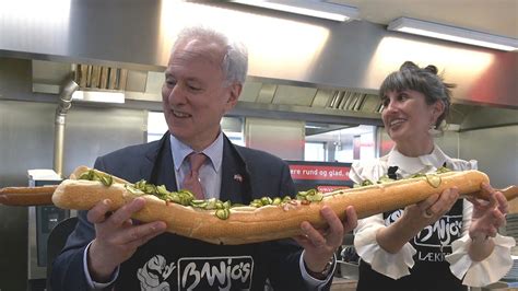 Se videoen Amerikansk ambassadør spiser Danmarks største hotdog TV 2 Fyn