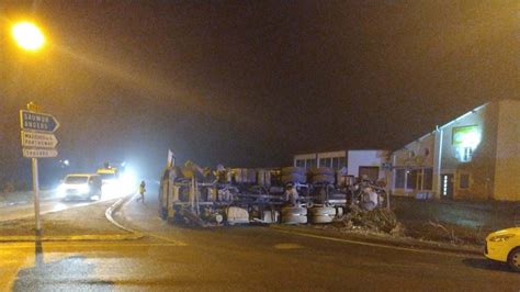 Deux Sèvres un poids lourd se couche au rond point de Montplaisir le