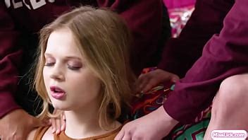 Pareja De Lesbianas Sentada En La Cara Y Lamiendo El Culo A La Joven Hijastra XVIDEOS