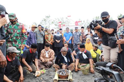 Nelayan Kertojayan Gelar Ritual Sedekah Laut Wujud Syukur Di Bulan Suro