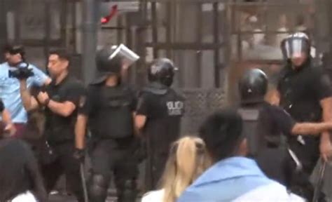 La Policía De La Ciudad De Buenos Aires Reprimió A Hinchas En El Obelisco