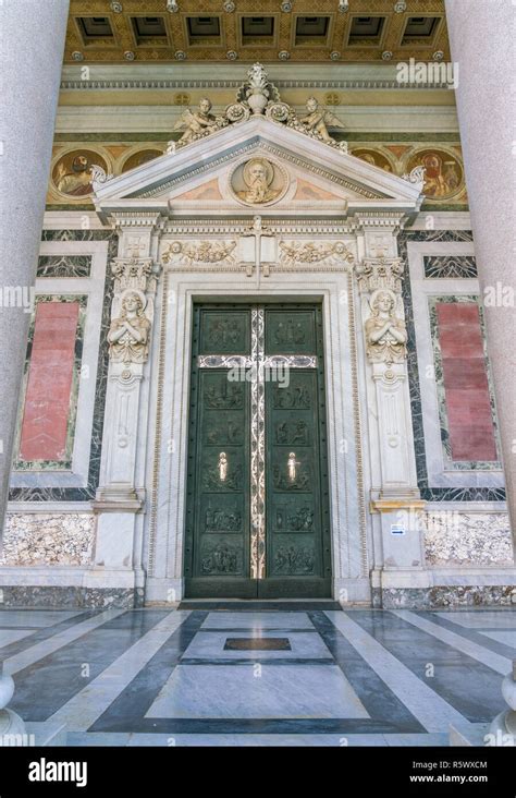 Porta Principale Della Basilica Di San Paolo Fuori Le Mura Roma