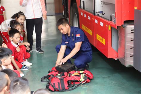 快乐过“六一” 萌娃走进消防救援站 “零距离”接触体验